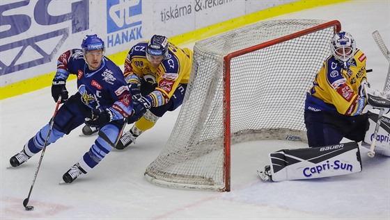 Kladenský hokejista Jakub Strnad (vlevo) se snaží natlačit před zlínského...