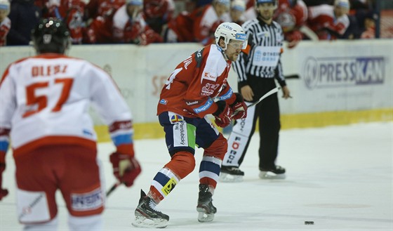 Pardubický hokejista Jan Zdráhal se chystá ke stele.