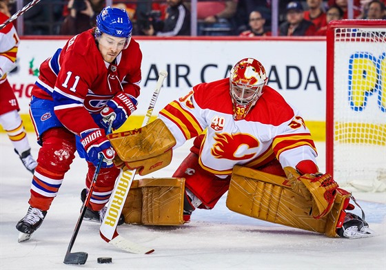 David Rittich (33) se pokouí uhlídat bránu Calgary proti Brendanovi...