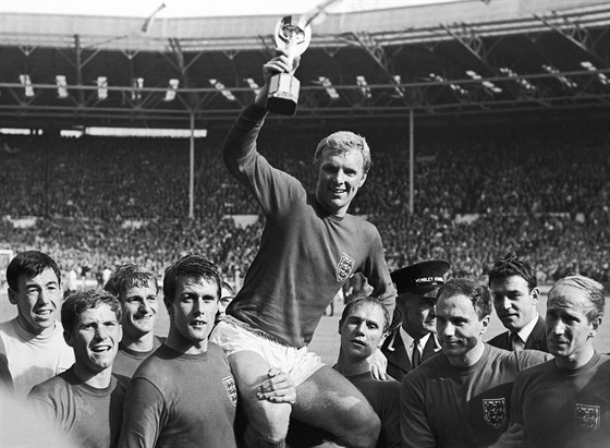 Bobby Moore s trofejí pro anglické mistry svta 1966