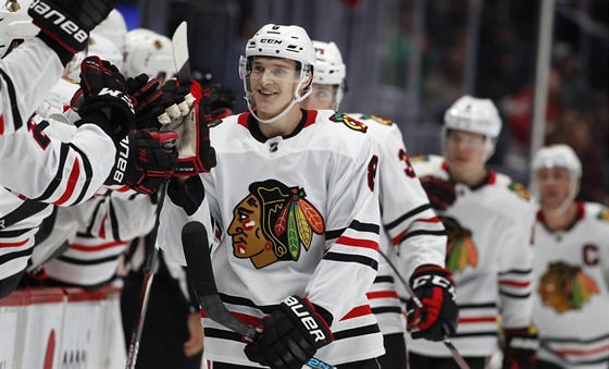 Dominik Kubalík z Chicaga slaví se spoluhrá�i svou trefu.