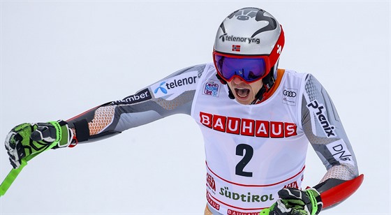 Norský lya Henrik Kristoffersen slaví v cíli obího slalomu v Alta Badii