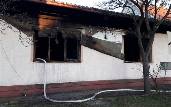 Tři hasičské jednotky v neděli časně ráno zasahovaly u požáru rodinného domu v...