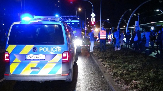 Policejní auto srazilo v Plzeňské ulici v Praze chodce, ten na místě zemřel