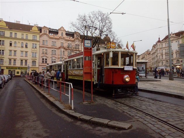 Betlémská tramvaj projela Prahou, letos s motorovým vozem 2272 (Ringhoffer, r.v. 1931) a vleným vozem Krasin 1419 (Ringhoffer, r.v.1933). Dík patí tramvajákm, kteí jezdí s historickými vozy a muzeu MHD a skautm, kteí obtav na kadé zastávce rozdáv