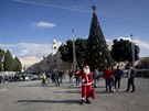 Palestinec v kostýmu Santa Klause vítá kesanské návtvníky ped kostelem...