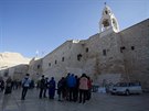 Turisté ped kostelem Narození Pán v Betlém (5. prosince 2019)