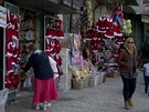 Turisté si prohlíejí pedmty v obchod se suvenýry v Betlém. (5. prosince...