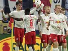 Fotbalisté Lipska oslavují gól eského útoníka Patrika Schicka (vlevo).