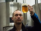 Sl�dek turnovsk�ho pivovaru Pavel Bla�evi� kontroluje kvalitu piva, kter� va��...