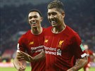 Roberto Firmino (vpravo) a Trent Alexander-Arnold (vlevo) z Liverpoolu slaví...