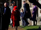 Britská královská rodina odchází z tradiní svátení bohosluby v kostele sv....