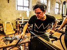 Pra�sk� Jezul�tko ze skla a skl�� Martin Janeck� v nov� skl�rn� v b�val�...