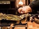 Pra�sk� Jezul�tko ze skla a skl�� Martin Janeck� v nov� skl�rn� v b�val�...