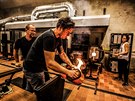 Pra�sk� Jezul�tko ze skla a skl�� Martin Janeck� v nov� skl�rn� v b�val�...