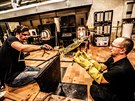 Pra�sk� Jezul�tko ze skla a skl�� Martin Janeck� (vlevo) v nov� skl�rn� v...