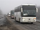 Autobusy s Ruskem podporovanými zajatci míí na místo výmny vz u obce...