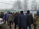 Prorutí separatisté vedou ukrajinské zajatce na místo výmny vz u msta...