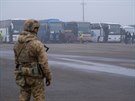 Ukrajinský voják hlídá autobusy pro zajatce z ad proruských separatist, kteí...