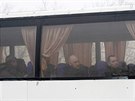 Autobus s Ruskem podporovanými zajatci, kteí se zapojí do výmny vz u obce...