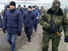 Voják proruských separatist vede zajatce z ad separatist, které Ukrajinci...