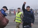 Zajatec z ad proruských separatist zdvihá pst bhem výmny vz u obce...