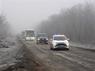 Autobusy s Ruskem podporovanými zajatci míí na místo výmny vz u obce...