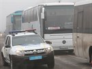Autobusy s proruskými separatisty za doprovodu ukrajinských bezpenostních sil...