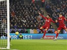 Liverpoolský útoník Roberto Firmino (druhý zprava) stílí hlavou gól do sít...