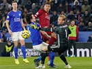 Kasper Schmeichel z Leicesteru zasahuje pro liverpoolskému Firminovi, který ve...