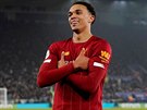 Liverpoolský obránce Trent Alexander-Arnold slaví gól v Leicesteru ped kotlem...