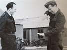 Vpravo pilot RAF a rodák z Kokor na Přerovsku Josef Čapka (23. prosince 1915 -...