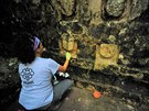 Archeoloka pracuje na mexickém naleziti Kulubá, kde objevili pozstatky více...
