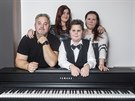 Desetiletý klavírista Pavel Minaík s rodinou (22.12.2019).