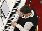Desetiletý klavírista Pavel Minaík hraje v nákupním centru (22.12.2019).