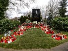 Lidé zapalovali i 23. prosince 2019 svíky u dokoneného hrobu zpváka Karla...