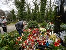 Lidé zapalovali 23. prosince 2019 svíky u dokoneného hrobu zpváka Karla...