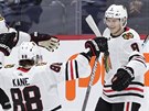 Jonathan Toews, Patrick Kane a Dominik Kubalík (zleva) se radují z gólu Chicaga.