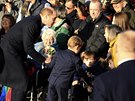 Princ William a princ George s píznivci královské rodiny po vánoní bohoslub...