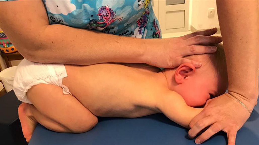 Malý Filip neuměl lézt, v Ostrově mu pomohli Vojtovou metodou
