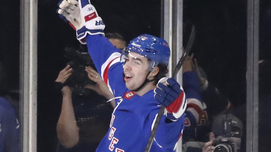 �eský úto�ník Filip Chytil (vlevo) v dresu New Yorku Rangers oslavuje sv�j gól...