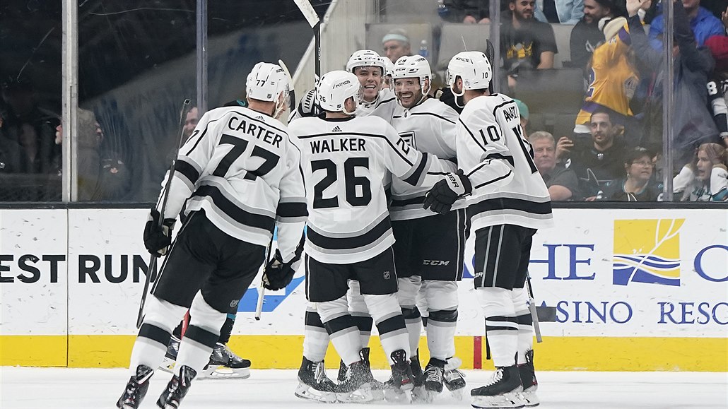 Autor gólu Martin Frk uprost�ed rozjásaného klubka hrá�� Los Angeles Kings