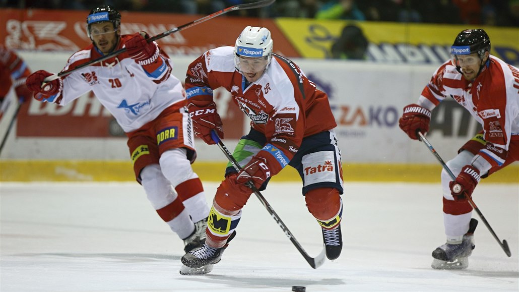 Pardubický hokejista Jan Mandát projí�dí olomouckou obranou.