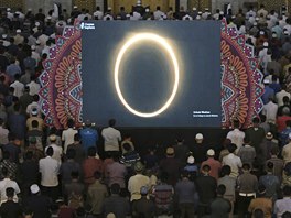 Tisíce lidí v ji�ní Asii a �ástech Blízkého východu sledovaly neobvyklé...