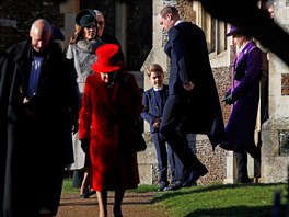 Britská královská rodina odchází z tradiční sváteční bohoslužby v kostele sv....