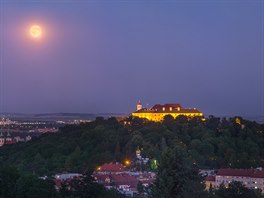 Druhý Horálkv snímek z R (úplnk nad Brnem) se na APOD dostal v záí 2016.