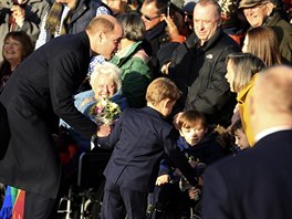 Princ William a princ George s příznivci královské rodiny po vánoční bohoslužbě...