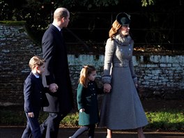 Princ George, princ William, princezna Charlotte a vévodkyně Kate po vánoční...
