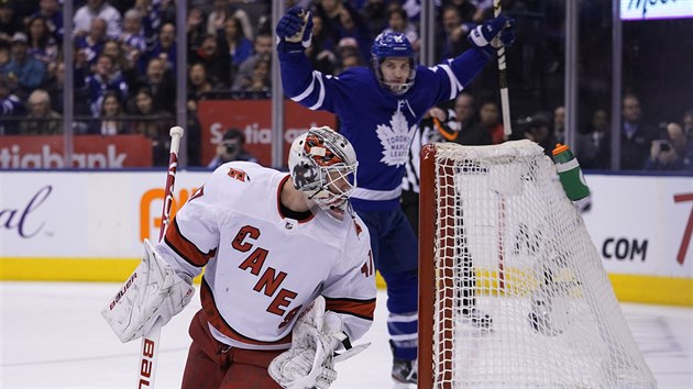 James Reimer v brance Caroliny se bezmocn ohl po puku.