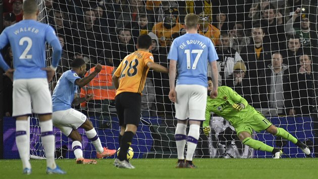 Raheem Sterling z Manchesteru City skruje z penalty na hiti Wolverhamptonu.